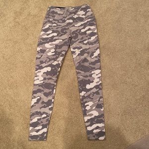Lysse high waisted camo leggings size Small